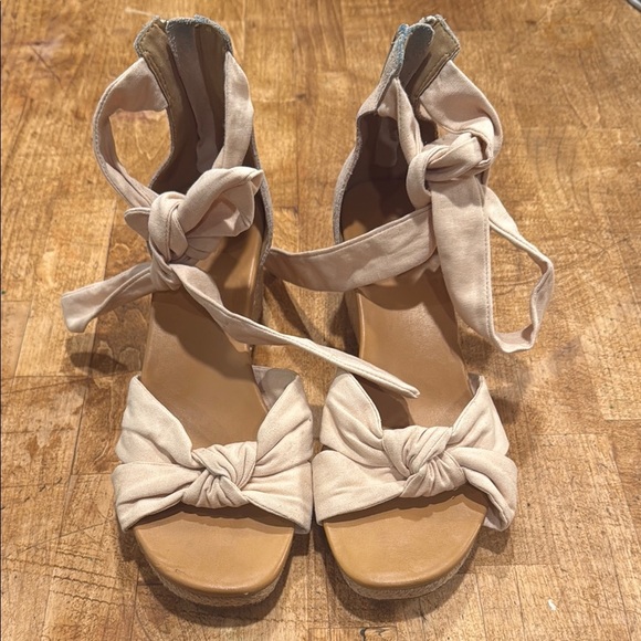 UGG Cream Ankle-Wrap Sandals with Bow Detail - Picture 1 of 5